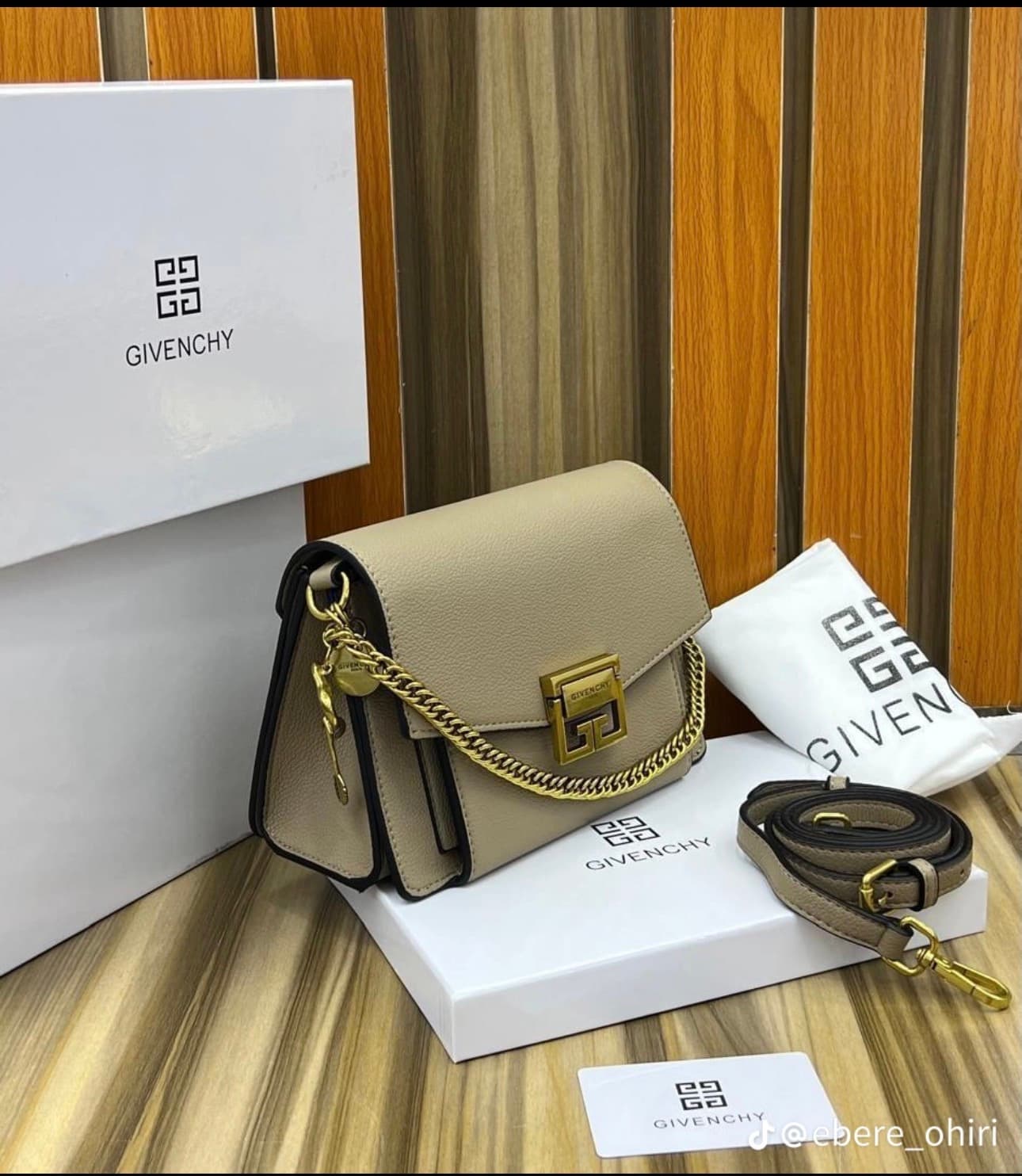 Elegant chain crossbody